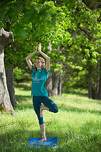 Rachel in treepose at The Expanding Light Retreat
