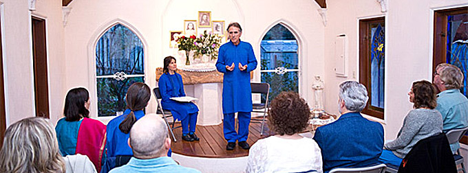 Krishna Das explaiing the purpose of the exercize