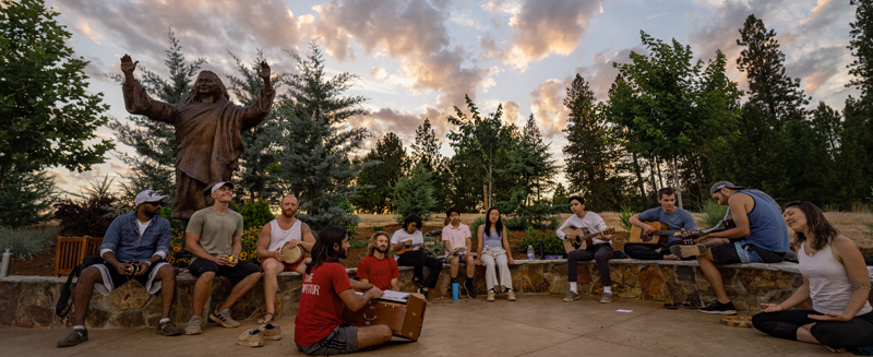 chanting-under-yogananda-statue