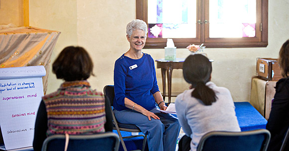 Mukti teacjing the Learn to Meditate series