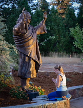 Yogananda statue praying