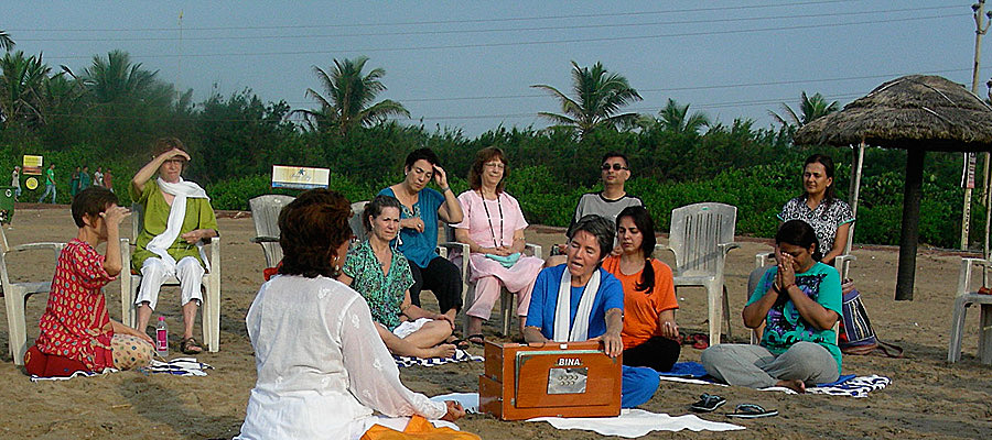 India-kirtan with Mantradevi on the beach in Serampore